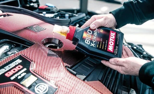 MOTUL 5W30 - idealny olej do silników VAG, uniknij problemów z silnikiem