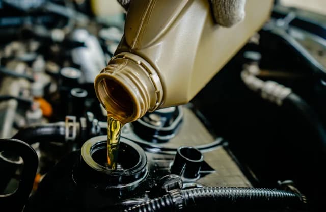 Mobil vs Motul olej silnikowy: który wybór uchroni twój silnik?